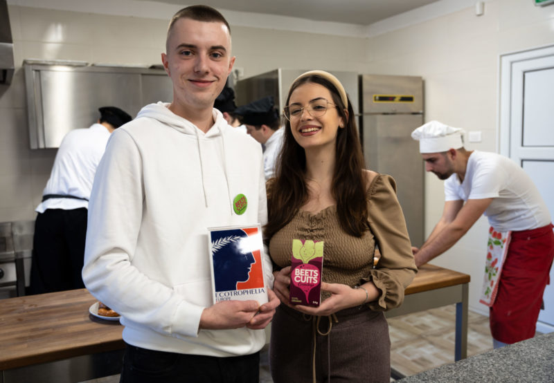 Stefan Terek u beloj košulji i Magdalena Sekulić u smeđoj bluzi, sa osmehom, poziraju sa osvojenom nagradom.